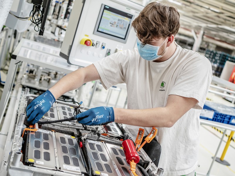 Škoda Auto vyrobila 100 000 akumulátorů